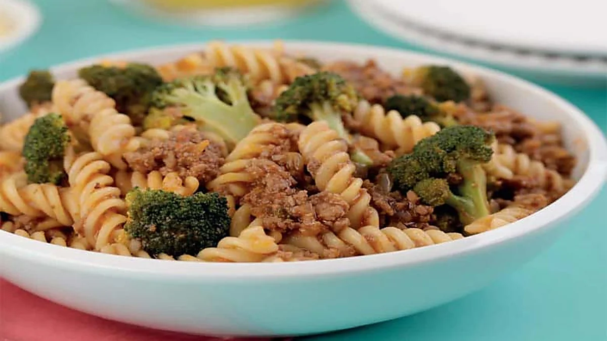 Macarrão com Carne Moída e Brócolis