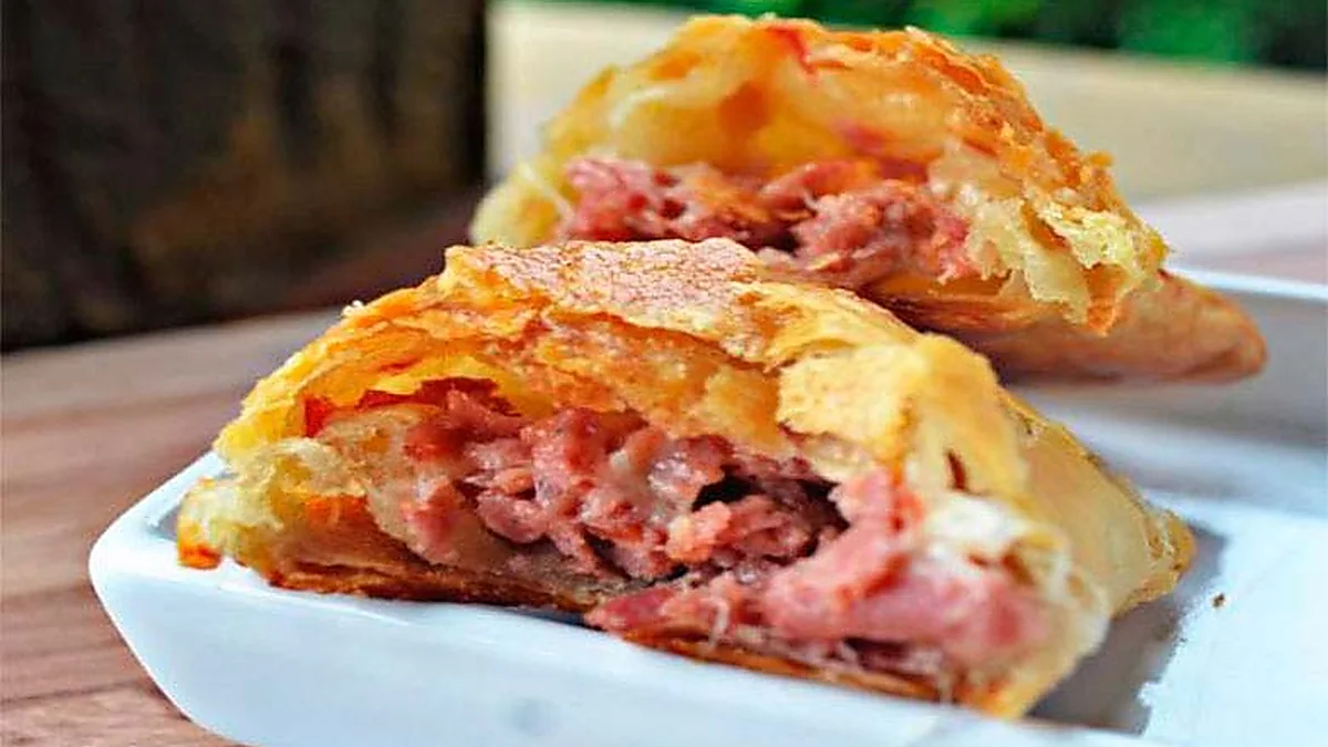 Pizza de Calabresa com Massa Folhada